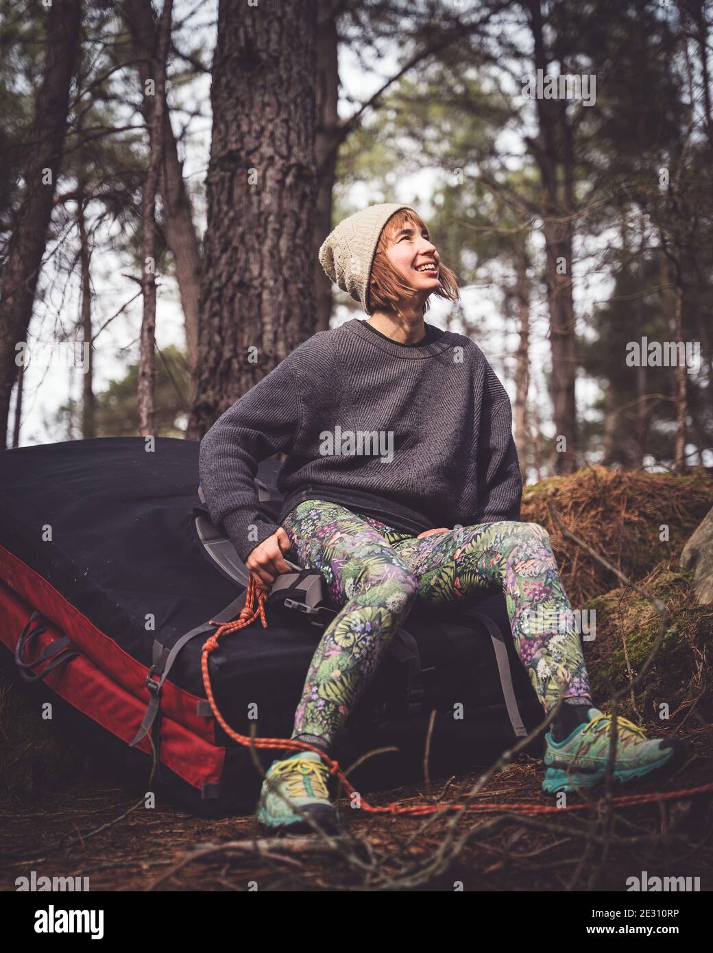 Una scalatrice femminile che si prepara a fare bouldering sulle rocce La foresta di Fontainebleau Foto Stock