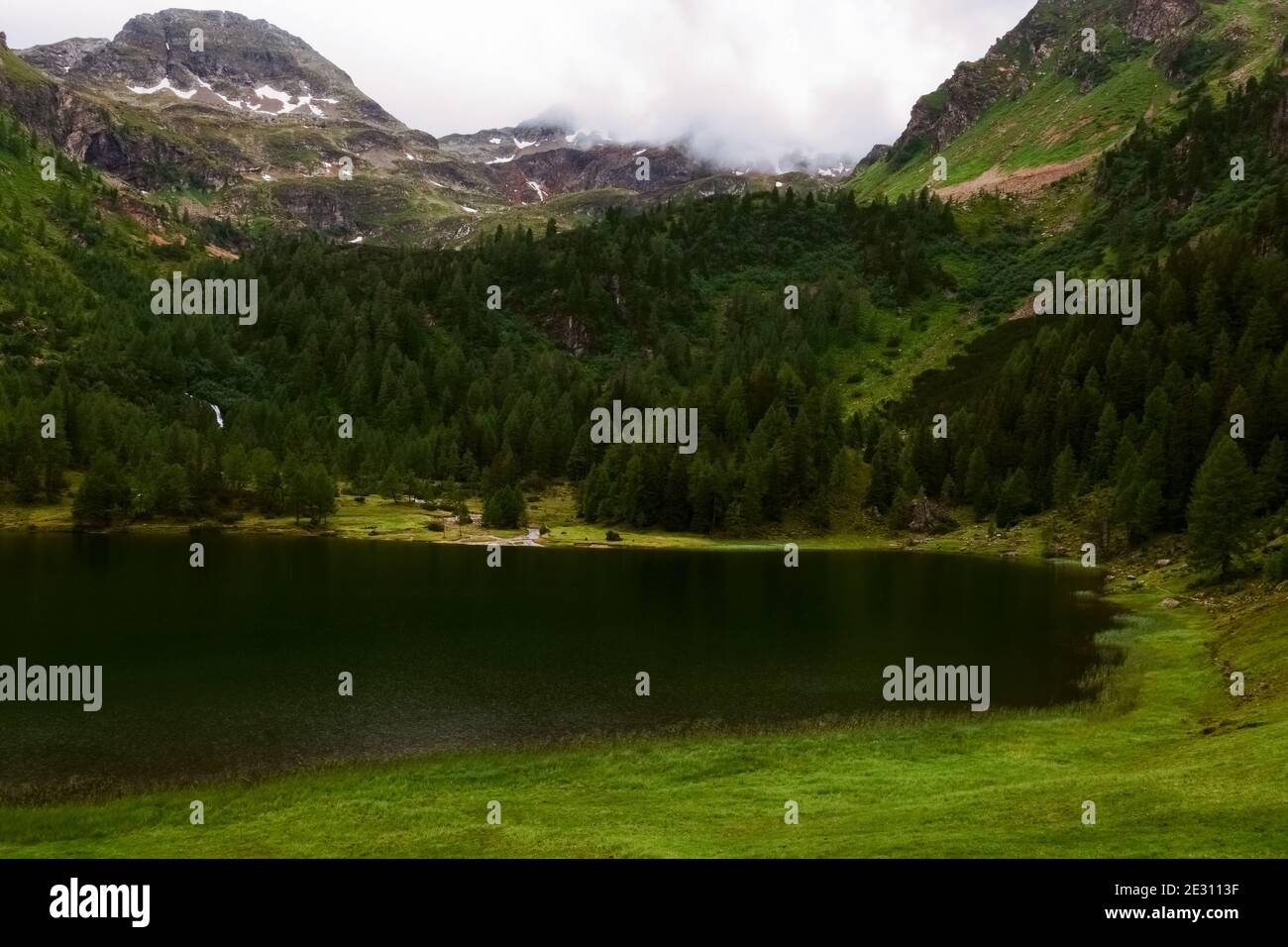 splendido lago verde in una valle verde alta le montagne Foto Stock