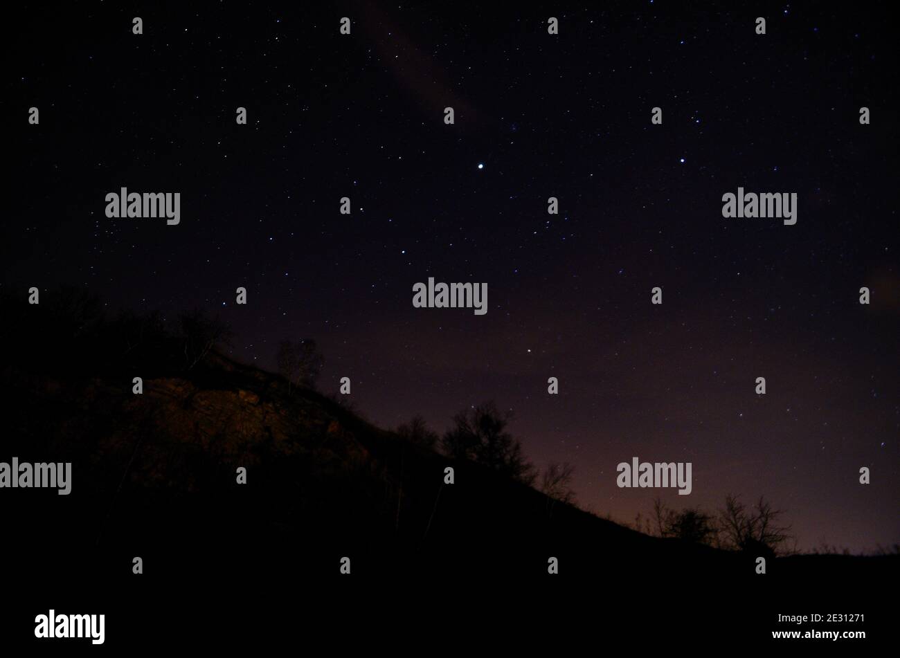 bellissimo cielo stellato di notte con la montagna Foto Stock