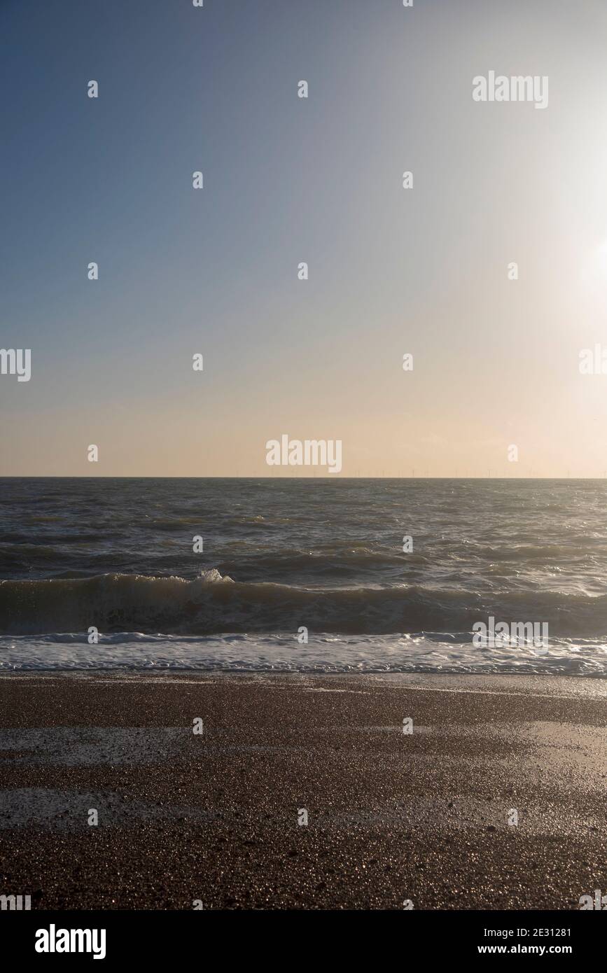 La marea sulla spiaggia di Hove in una giornata di sole, Regno Unito Foto Stock