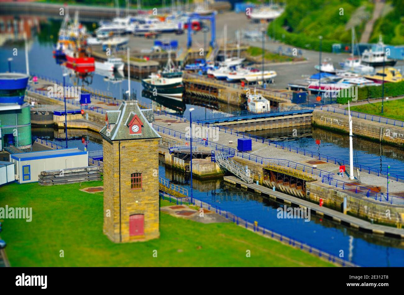 porto in miniatura con molti edifici colorati e navi newcastle Foto Stock