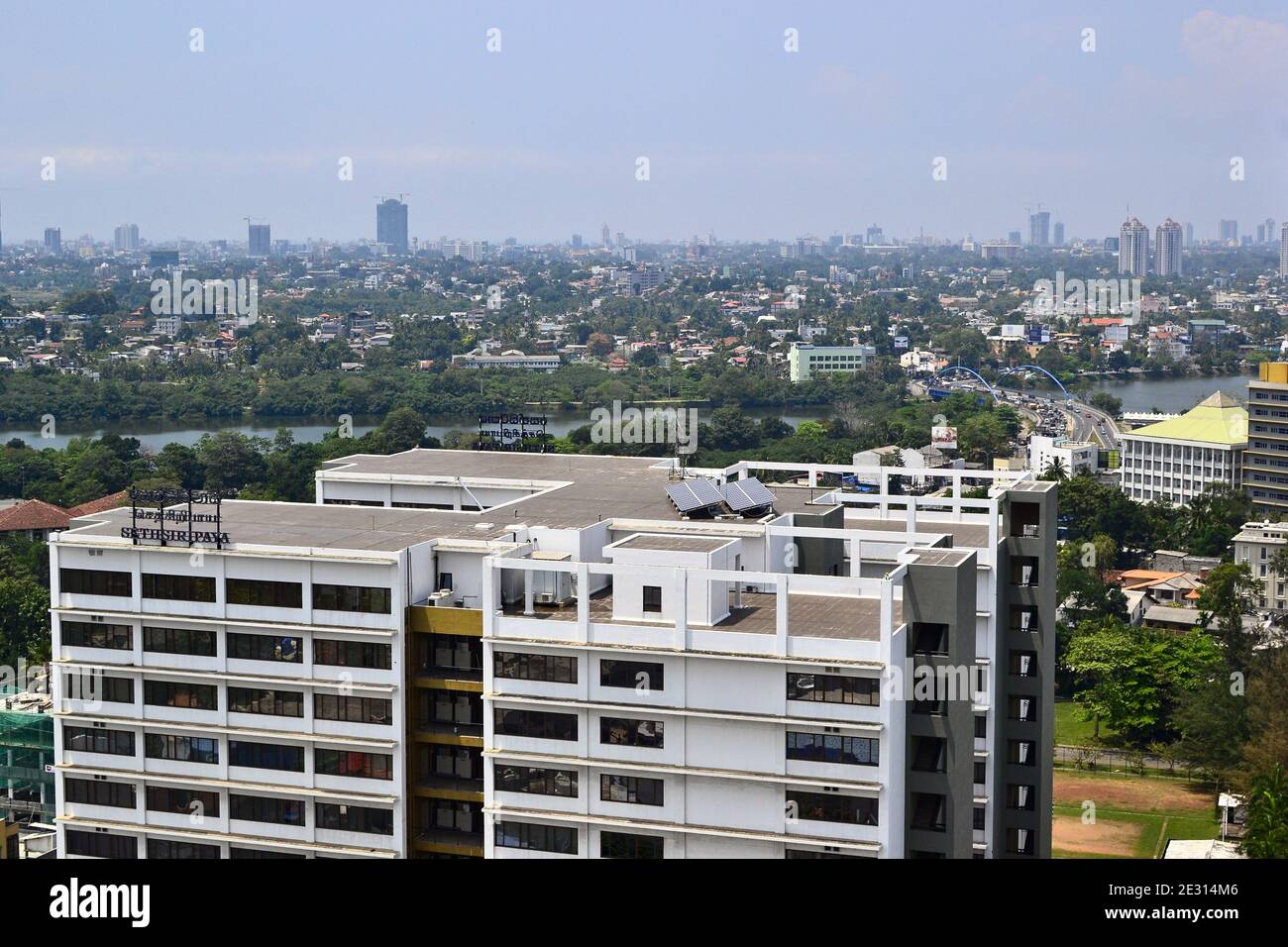 Colombo, Sri Lanka - Febbraio, 2017: Vista dello skyline della città. Ufficio edificio in primo piano. Vista panoramica sulla città con moderni grattacieli bushellings d Foto Stock