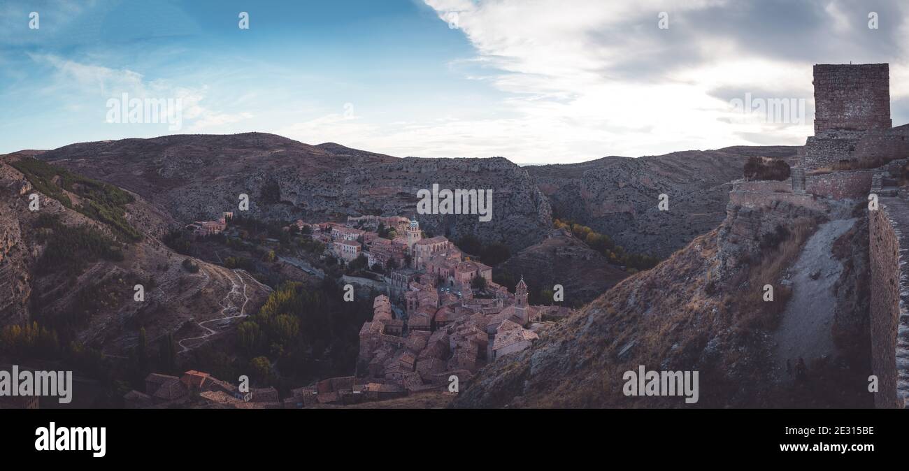 Le mura fortificate della storica città di Albarracin, sulle colline spagnole. Foto Stock