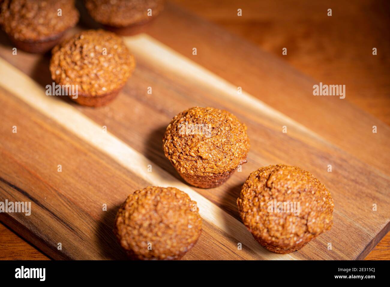 Muffin di crusca biologici fatti in casa serviti su vassoio di legno Foto Stock