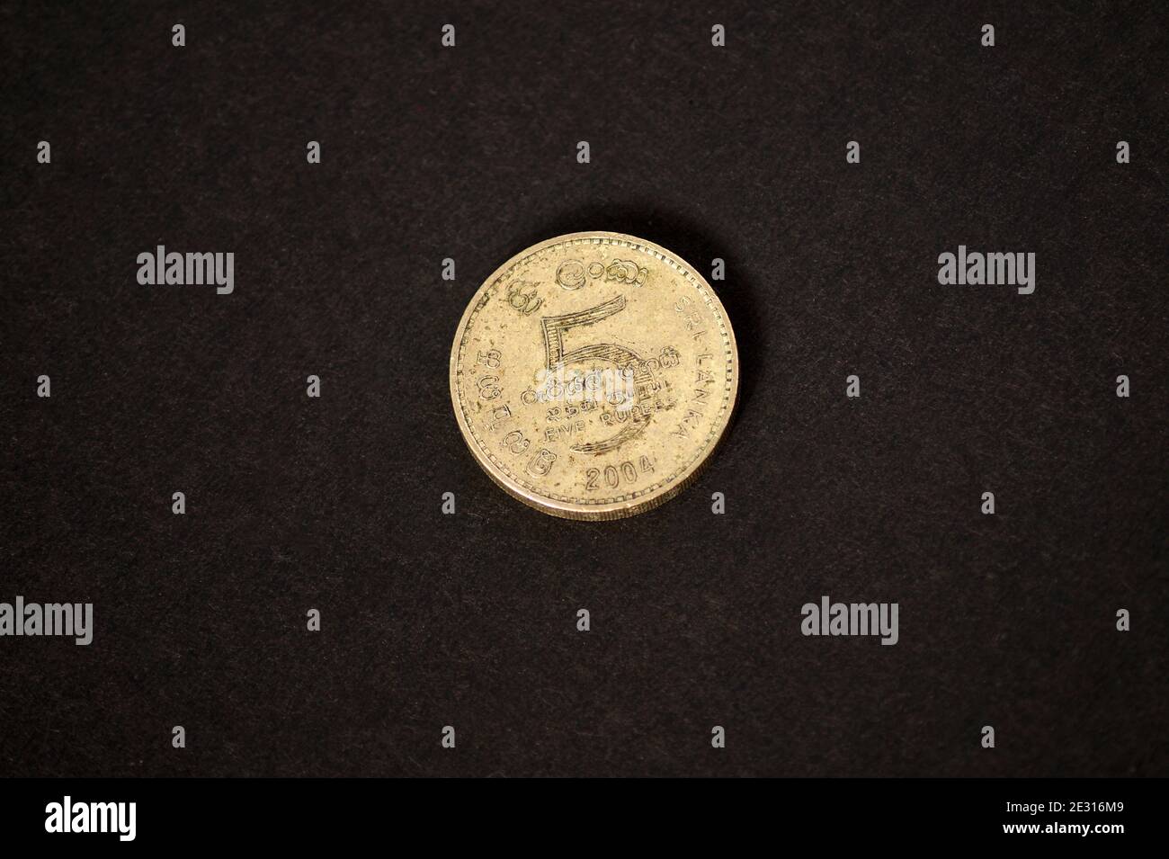 Cinque monete rupee di Srilanka Foto Stock