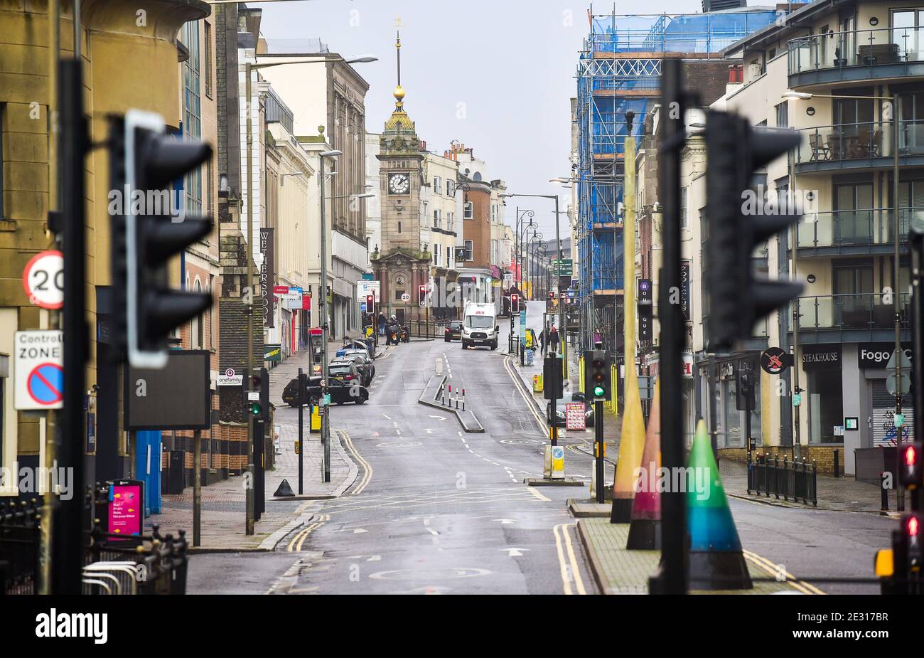 Brighton UK 16 gennaio 2021 - tranquilla nel centro di Brighton West Street in una giornata bagnata e ventosa lungo la costa meridionale, come le restrizioni di blocco Coronavirus COVID-19 continuano in Inghilterra . : Credit Simon Dack / Alamy Live News Foto Stock