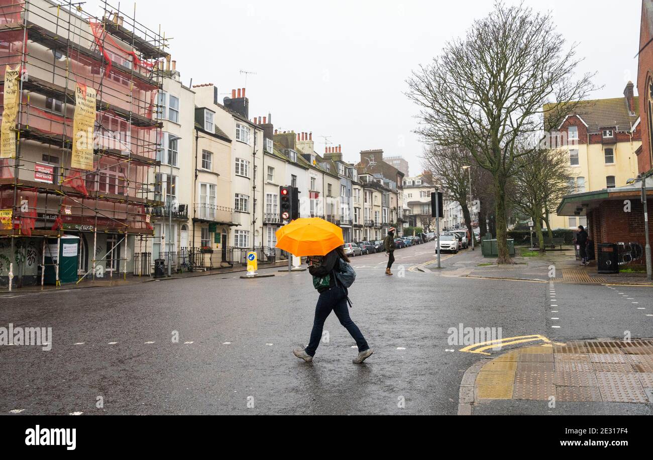 Brighton UK 16 gennaio 2021 - le strade di Brighton sono tranquille in una giornata bagnata e ventosa lungo la costa meridionale, come le restrizioni di blocco Coronavirus COVID-19 continuano in Inghilterra . : Credit Simon Dack / Alamy Live News Foto Stock