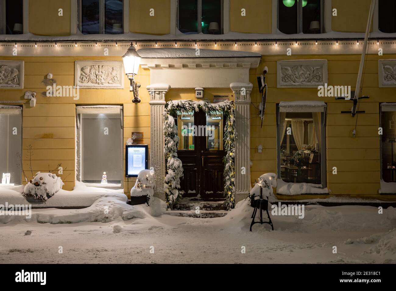 Ristorante ingresso Sunn da Piazza del Senato dopo una pesante nevicata a Helsinki, Finlandia Foto Stock