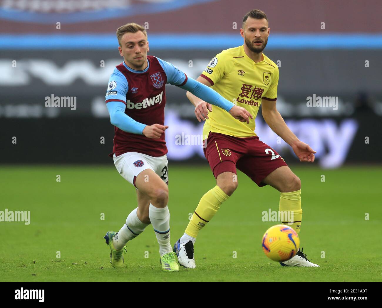 Jarrod Bowen (a sinistra) di West Ham United e Erik Pieters di Burnley si battono per la palla durante la partita della Premier League allo stadio di Londra. Foto Stock