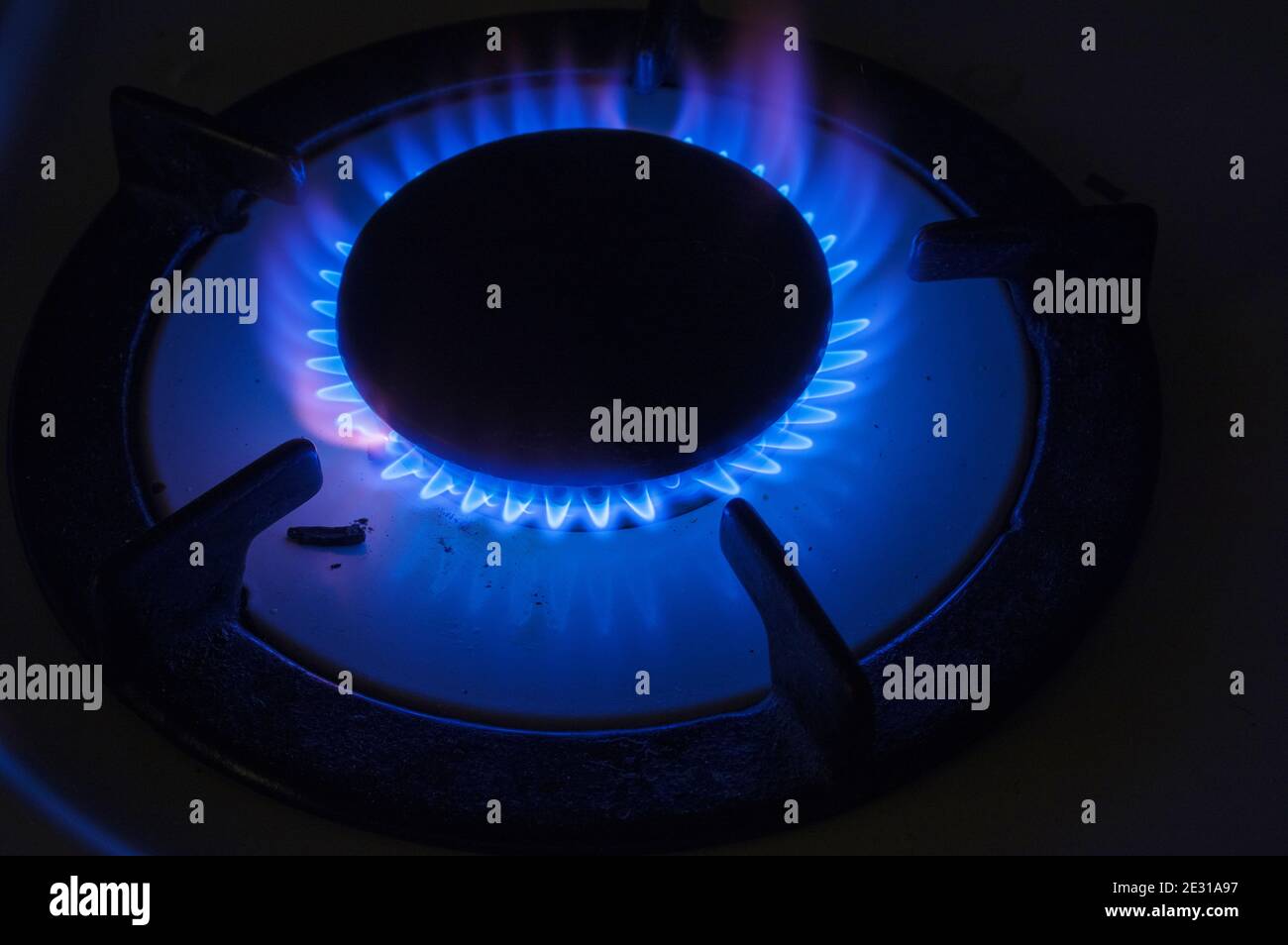 Blea gas fiamma da una stufa al buio Foto Stock