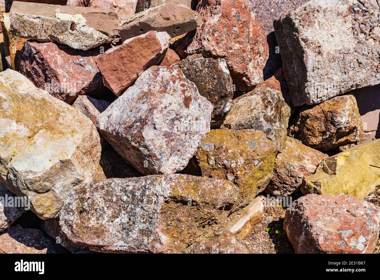 Un mucchio di diverse pietre di cava in un cantiere Foto Stock