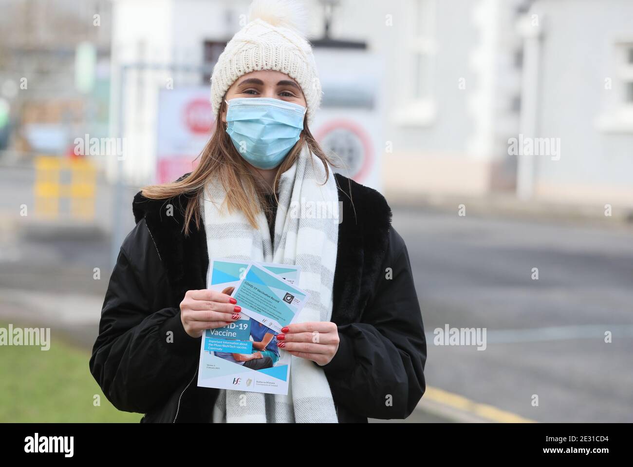 Operatrice di assistenza sociale nei servizi residenziali Shannon Fagan dopo aver ricevuto il vaccino presso il centro di vaccinazione di Phoenix Park, Dublino, mentre è iniziata in Irlanda la vaccinazione di massa per gli infermieri di medicina e medicina. Foto Stock