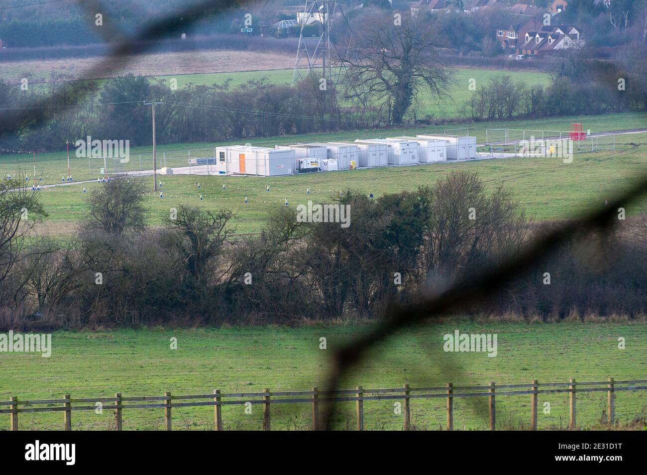 Aylesbury vale, Buckinghamshire, Regno Unito. 15 gennaio 2021. Ancora un altro composto HS2 di High Speed Rail è apparso in Aylesbury vale. Un digger è stato un lavoro oggi nei campi in quello che sembra l'inizio di un altro scavo achaeologico. Il controverso collegamento ferroviario ad alta velocità da Londra a Birmingham sta tagliando una cicatrice in tutto il Chilterns che è un'area di straordinaria bellezza naturale. Credito: Maureen McLean/Alamy Foto Stock