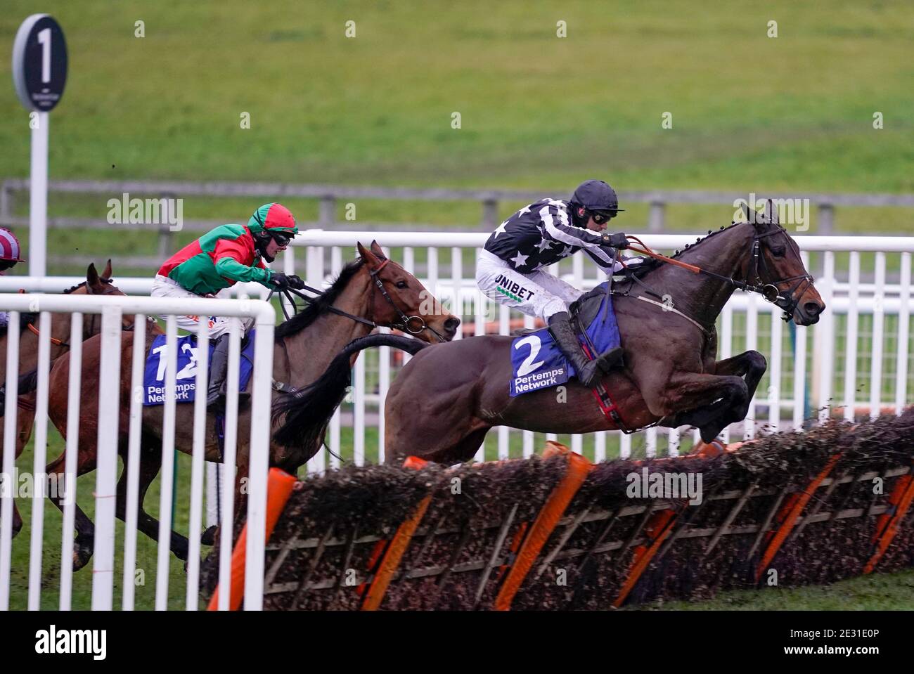 L'Imperial Alcazar guidato da Paddy Brennan libera l'ultimo a vincere l'ostacolo Pertemps Network handicap all'ippodromo di Warwick. Foto Stock