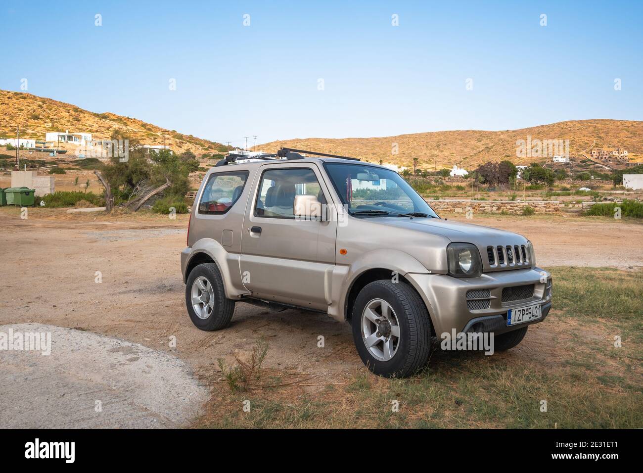 IOS, Grecia - 21 settembre 2020: Suzuki Jimmy 4x4 parcheggiato sulla costa dell'isola di iOS. CICLADI, Grecia Foto Stock