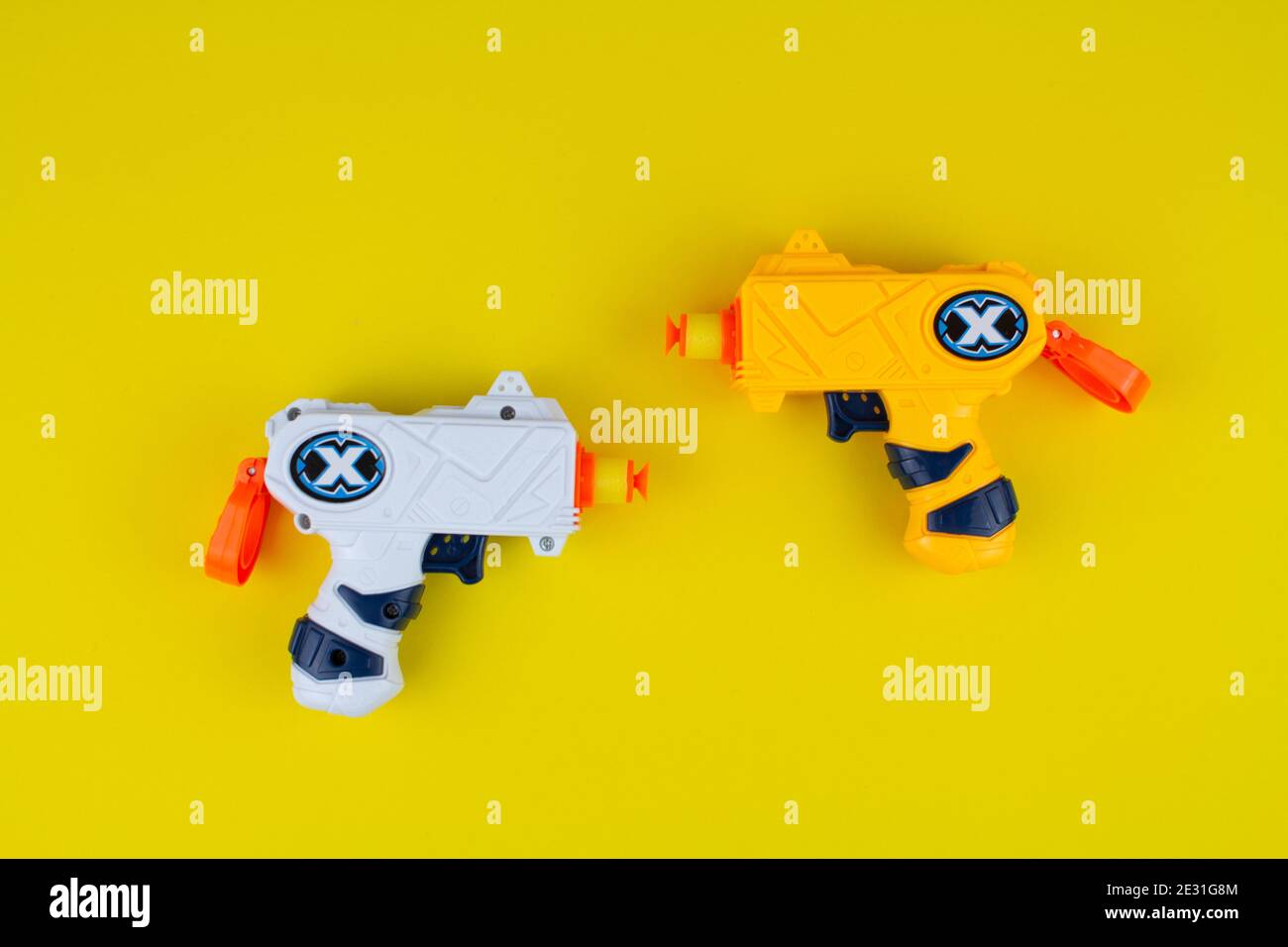 una pistola giocattolo con pallottole morbide colorate giocattolo per bambini Foto Stock