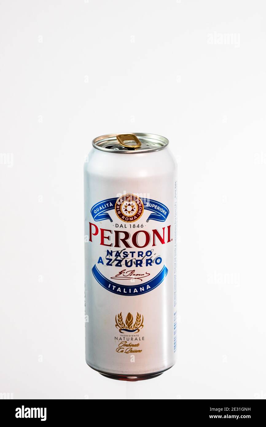 Peroni nastro Azzurro, una birra lager premium prodotta dal 1963 dalla  fabbrica di birra Peroni con sede a Roma, Italia. Foto in studio a  Bucarest, Romania, 20 Foto stock - Alamy