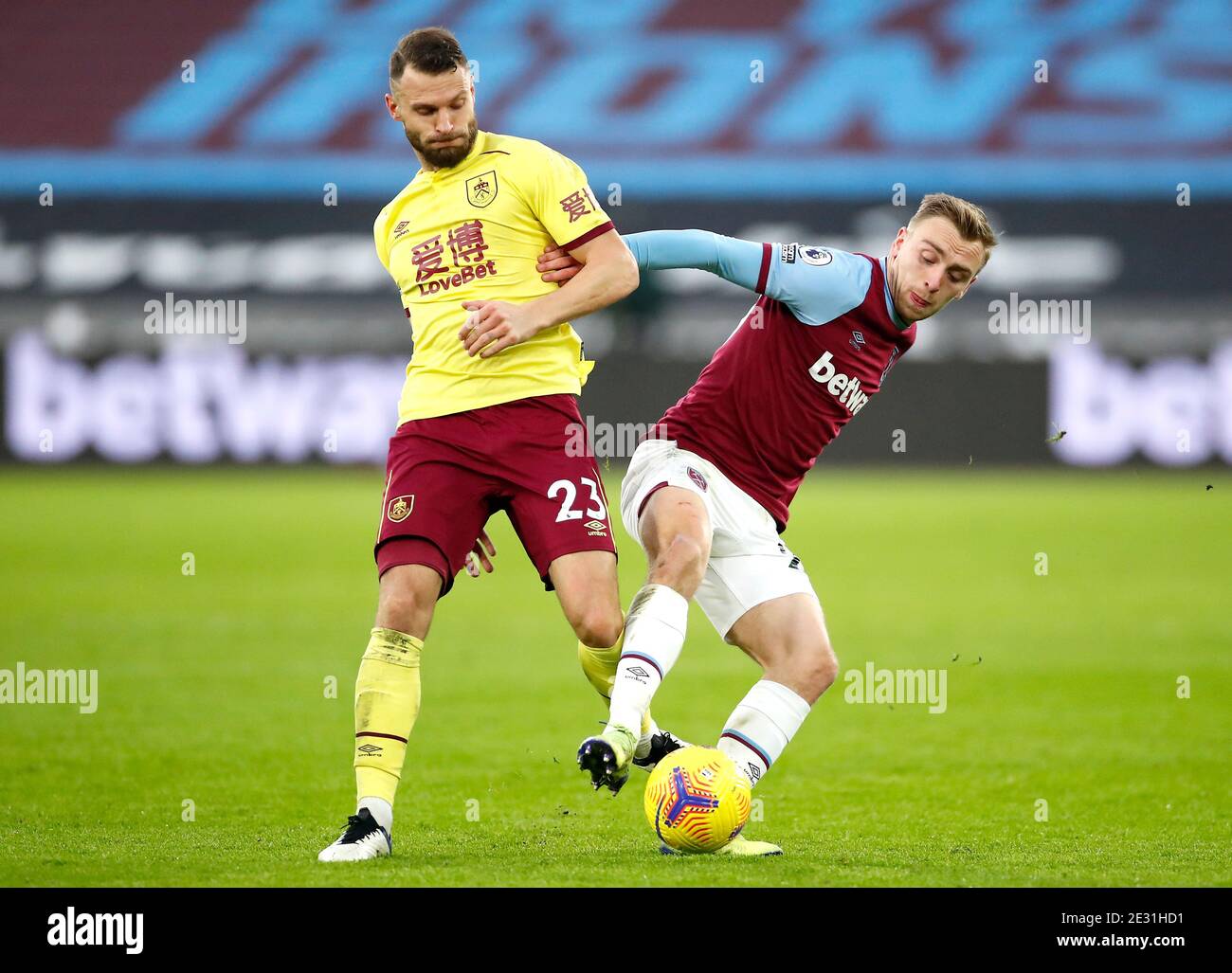 Erik Pieters di Burnley (a sinistra) e Jarrod Bowen di West Ham United combattono per la palla durante la partita della Premier League allo stadio di Londra. Foto Stock