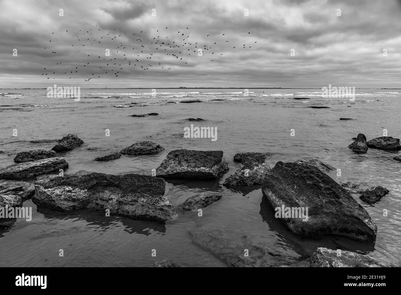 Mare roccioso in tempo nuvoloso Foto Stock