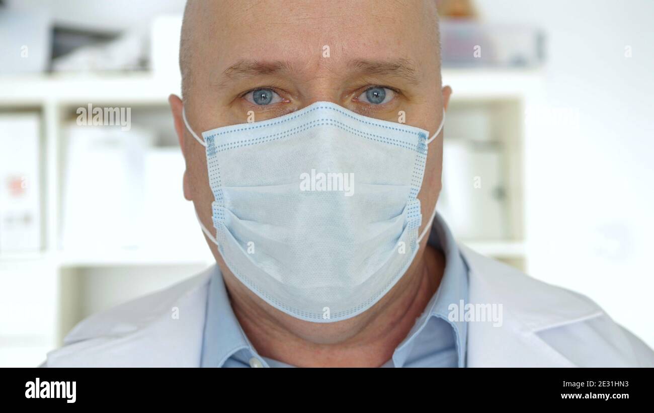 Immagine con il medico che indossa la maschera protettiva per il viso in ospedale Foto Stock