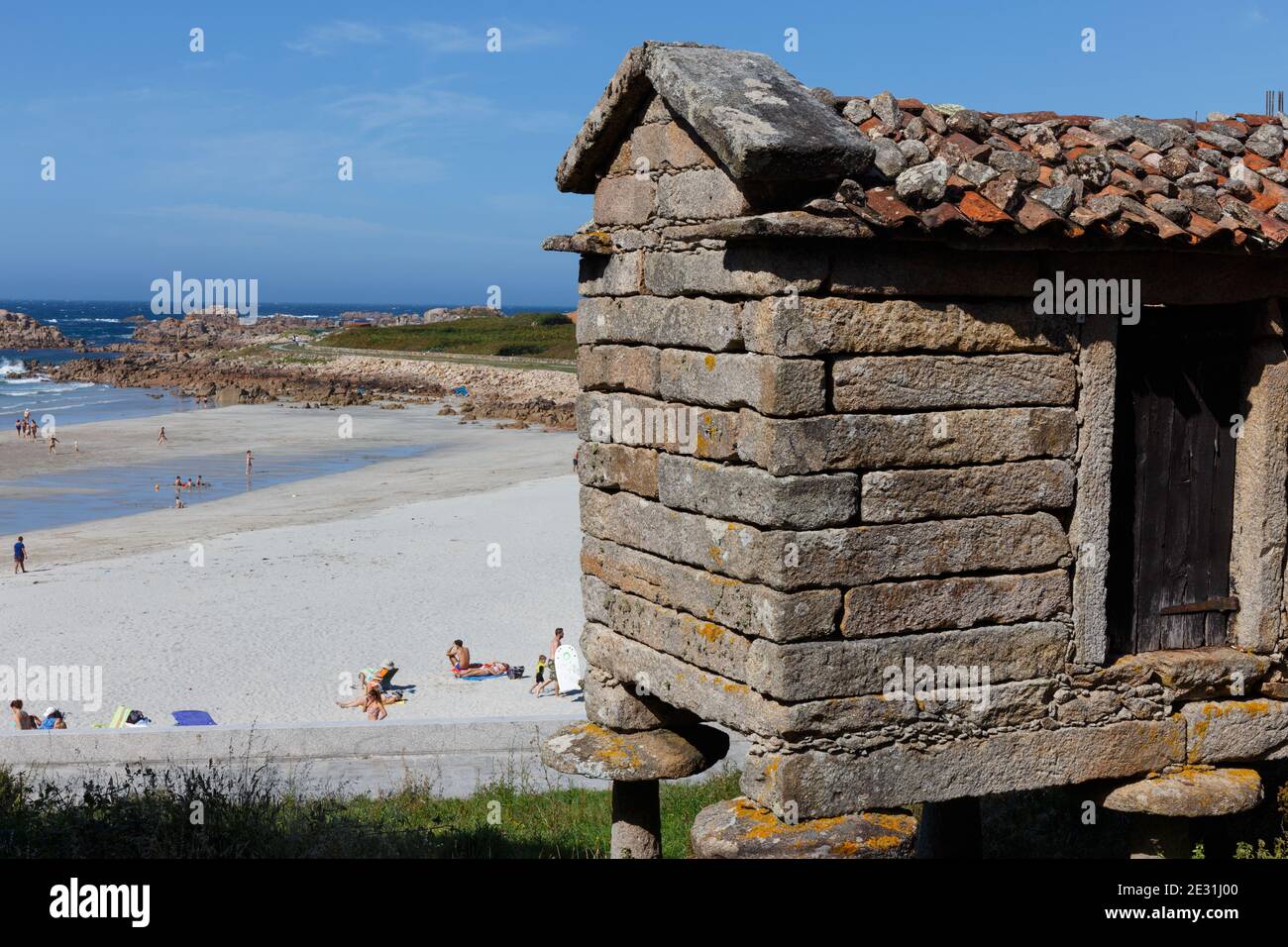 Vista parziale di un orreo galiziano e delle persone che prendono il sole e nel mare dietro, Alou, la Coruña (la Coruna), Galizia, Spagna Foto Stock