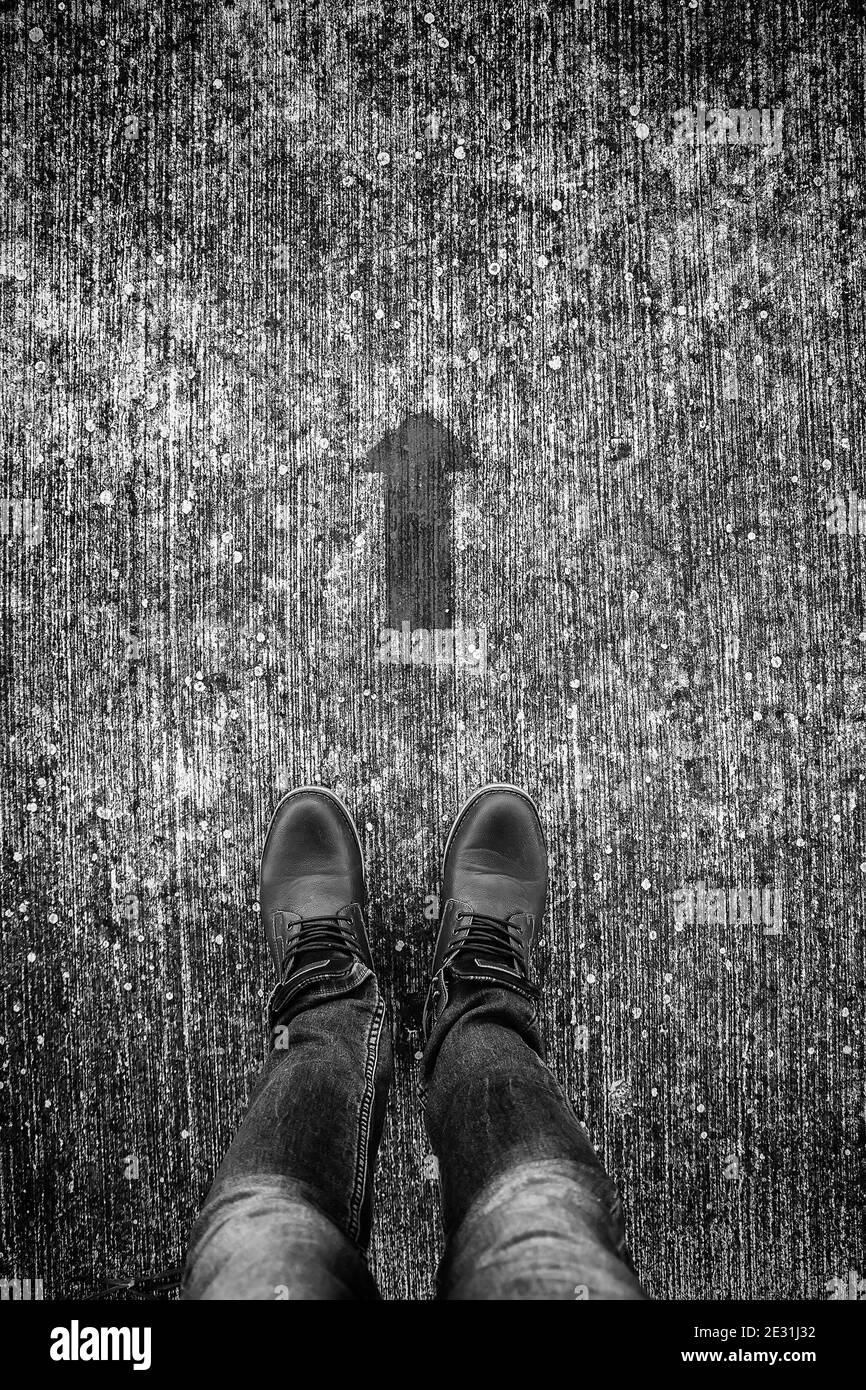 Piedi sull'acciottolato, dettaglio della persona nella città, il turismo e l'esplorazione Foto Stock