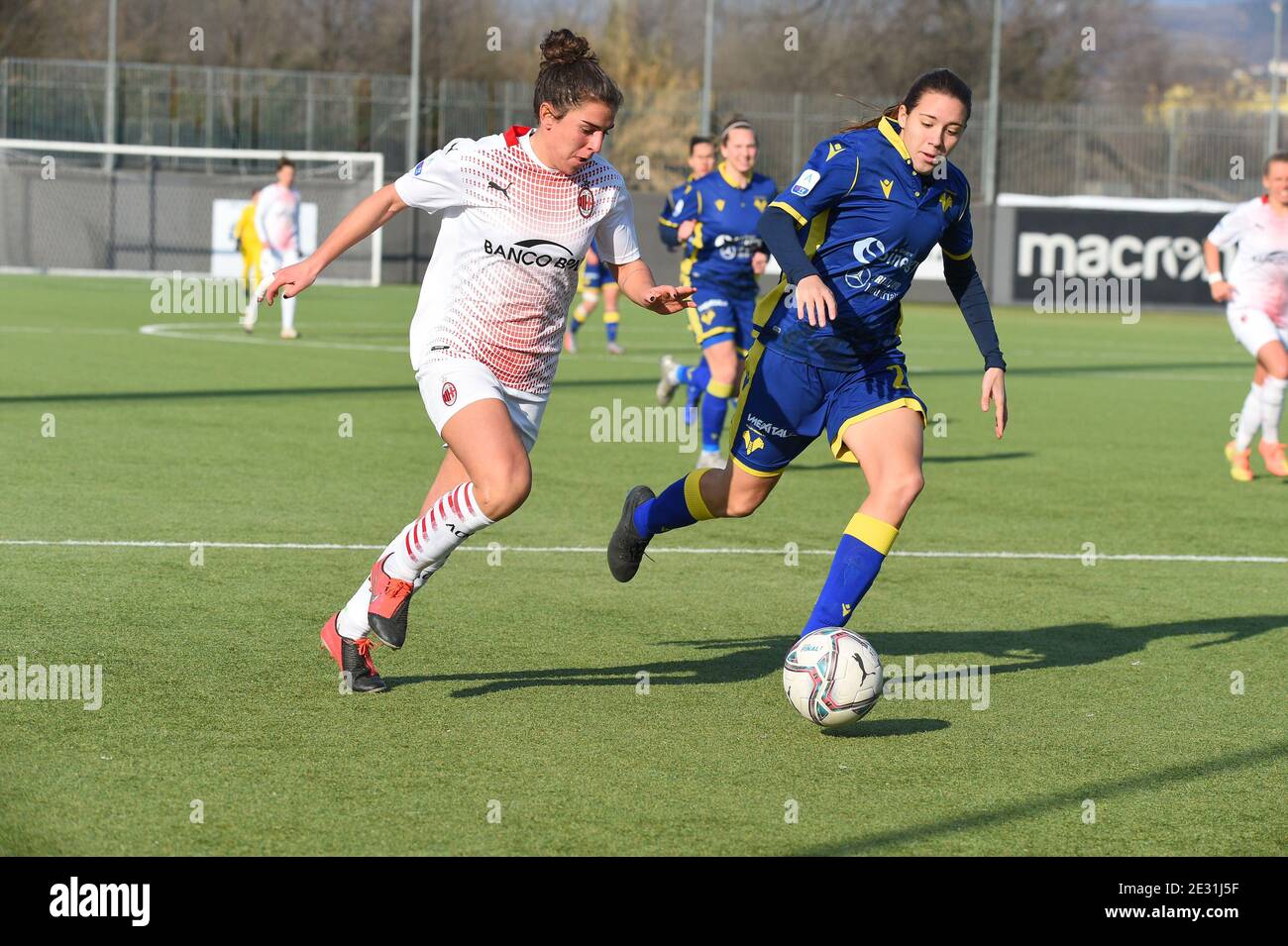 Sinergy Stadium, Verona, Italia, 16 Jan 2021, Valentina Bergamaschi (Milano) e Caterina Ambrosi (Verona) durante Hellas Verona Donne contro AC Milano, Calcio italiano Serie A Donna - Foto Giancarlo dalla Riva / LM Foto Stock