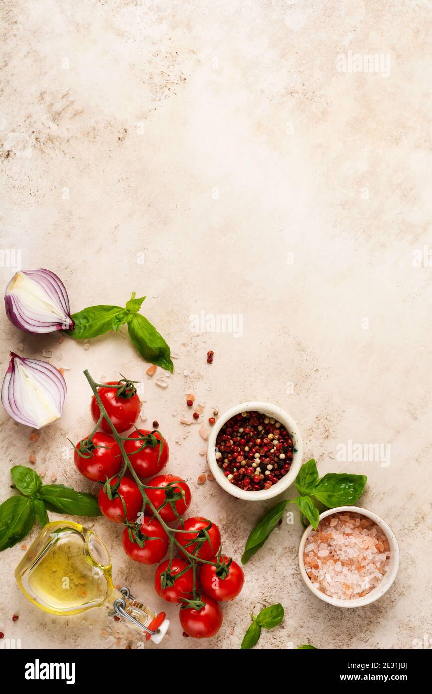 Cucina di base con ingredienti tradizionali per la preparazione della pasta italiana. Vista dall'alto. Foto Stock