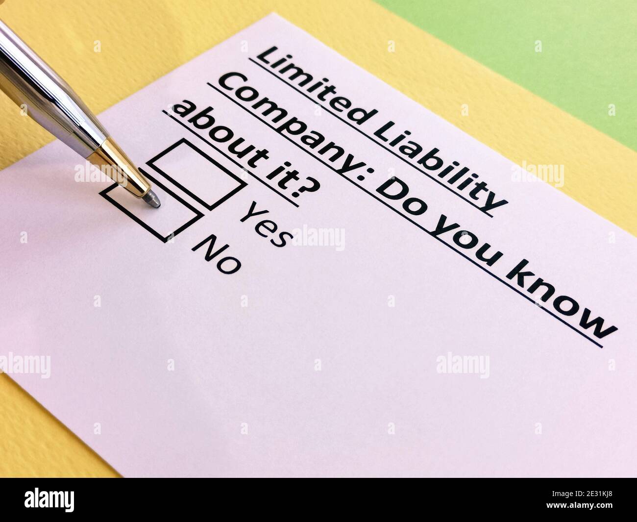 Una persona sta rispondendo a una domanda sulla società a responsabilità limitata. Foto Stock