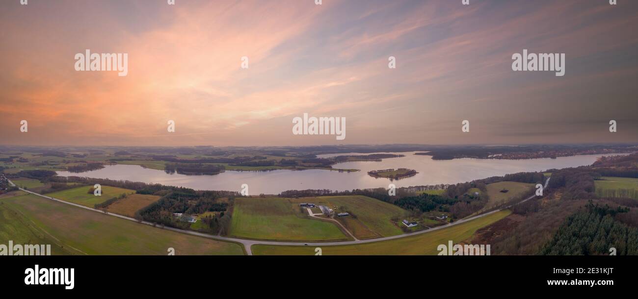 Una vista aerea di un grande lago a Skanderborg, Danimarca Foto Stock