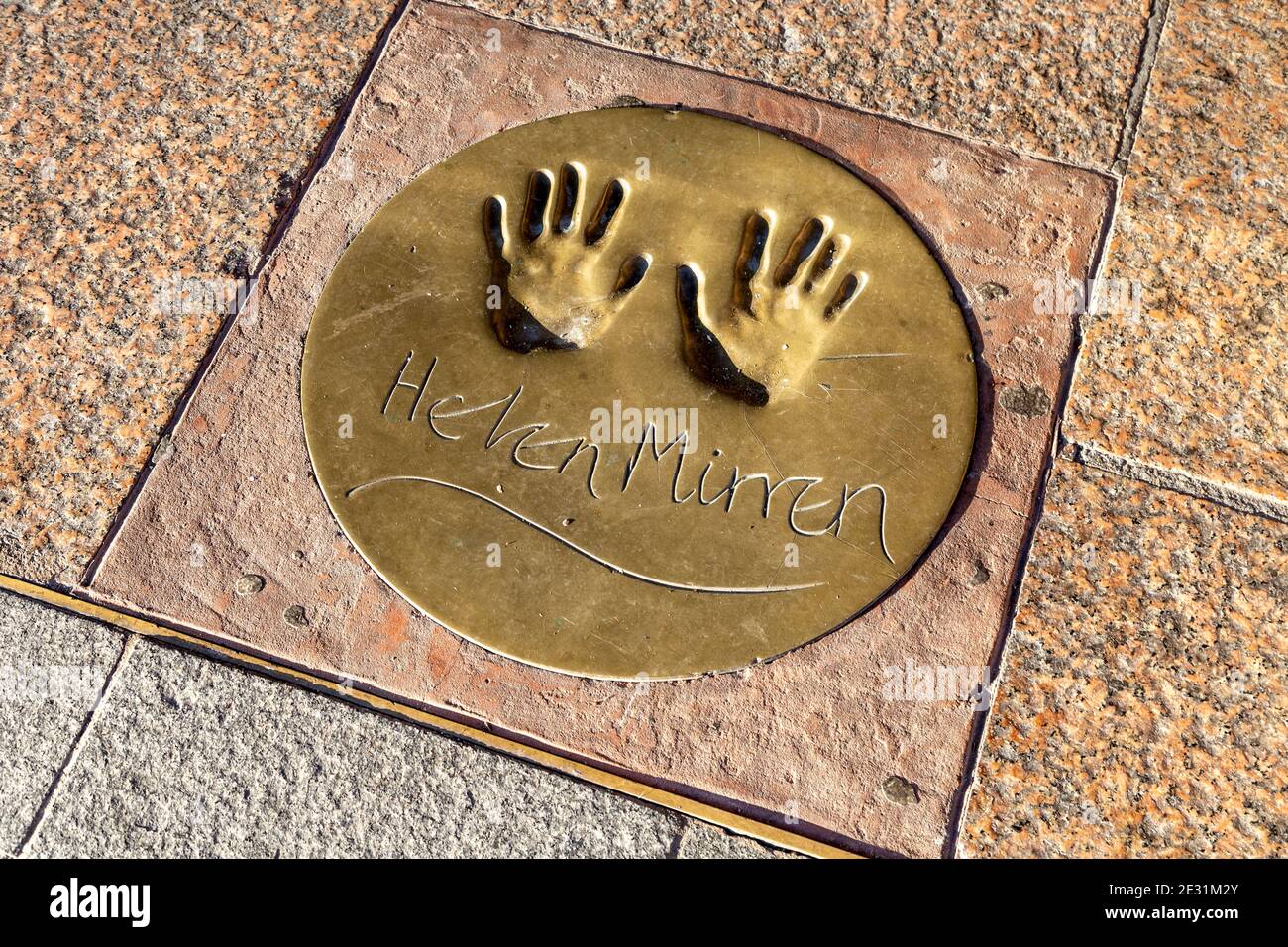 Le stampe a mano di Helen Mirren si trovano di fronte al Vue West End Cinema di Leicester Square, Londra, Regno Unito Foto Stock