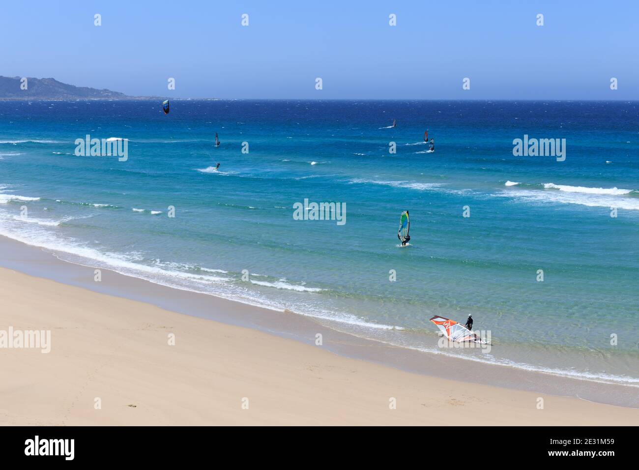 Spiaggia di Soesto (Praia de Soesto) con windsurf in acqua, la via faro da Laxe ad Alou, Galizia, la Coruña, Spagna Foto Stock