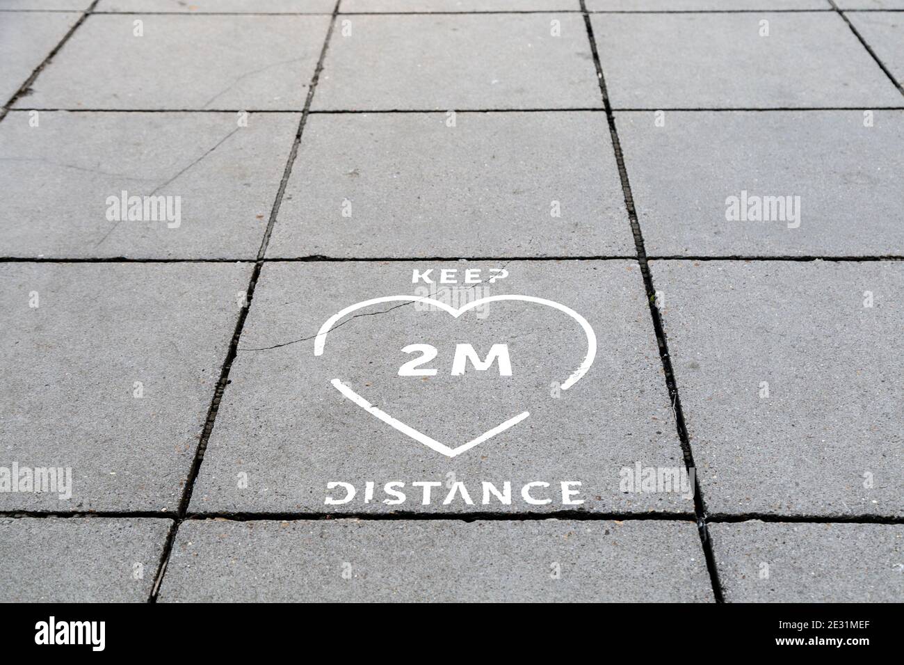 9 gennaio 2021 Londra, Regno Unito - Firma sul terreno a Charing Cross per ricordare alle persone di mantenere una distanza di 2 m quando si entra nella metropolitana durante Coronavirus Foto Stock