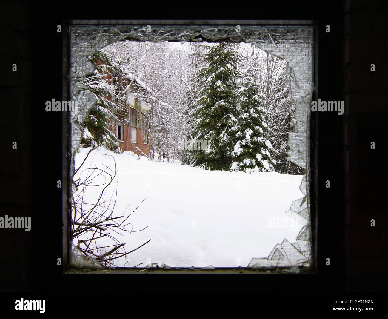 Fa freddo fuori - scenario invernale attraverso una finestra rotta Foto Stock