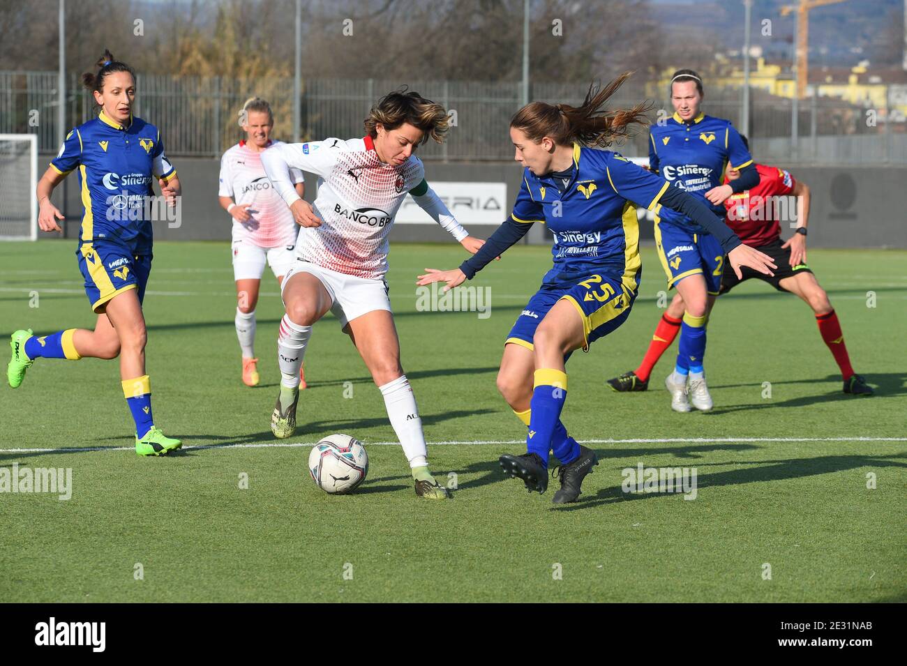 Verona, Italia. 16 gennaio 2021. Verona, Italia, Sinergy Stadium, 16 gennaio 2021, Valentina Giacinti (Milano) e Caterina Ambrosi (Verona) durante Hellas Verona Donne contro AC Milano - Calcio italiano Serie A Donna Credit: Giancarlo dalla Riva/LPS/ZUMA Wire/Alamy Live News Foto Stock