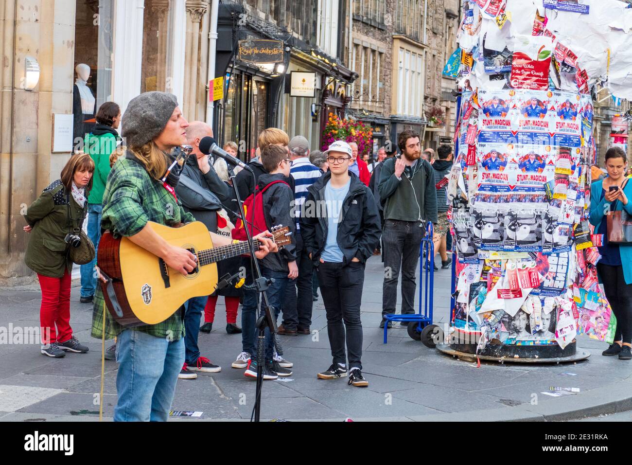 Straßenkünstler mit Gitarre, auf dem öffentlichen Fringe Festival, 13. Agosto 1999 a Edimburgo Foto Stock