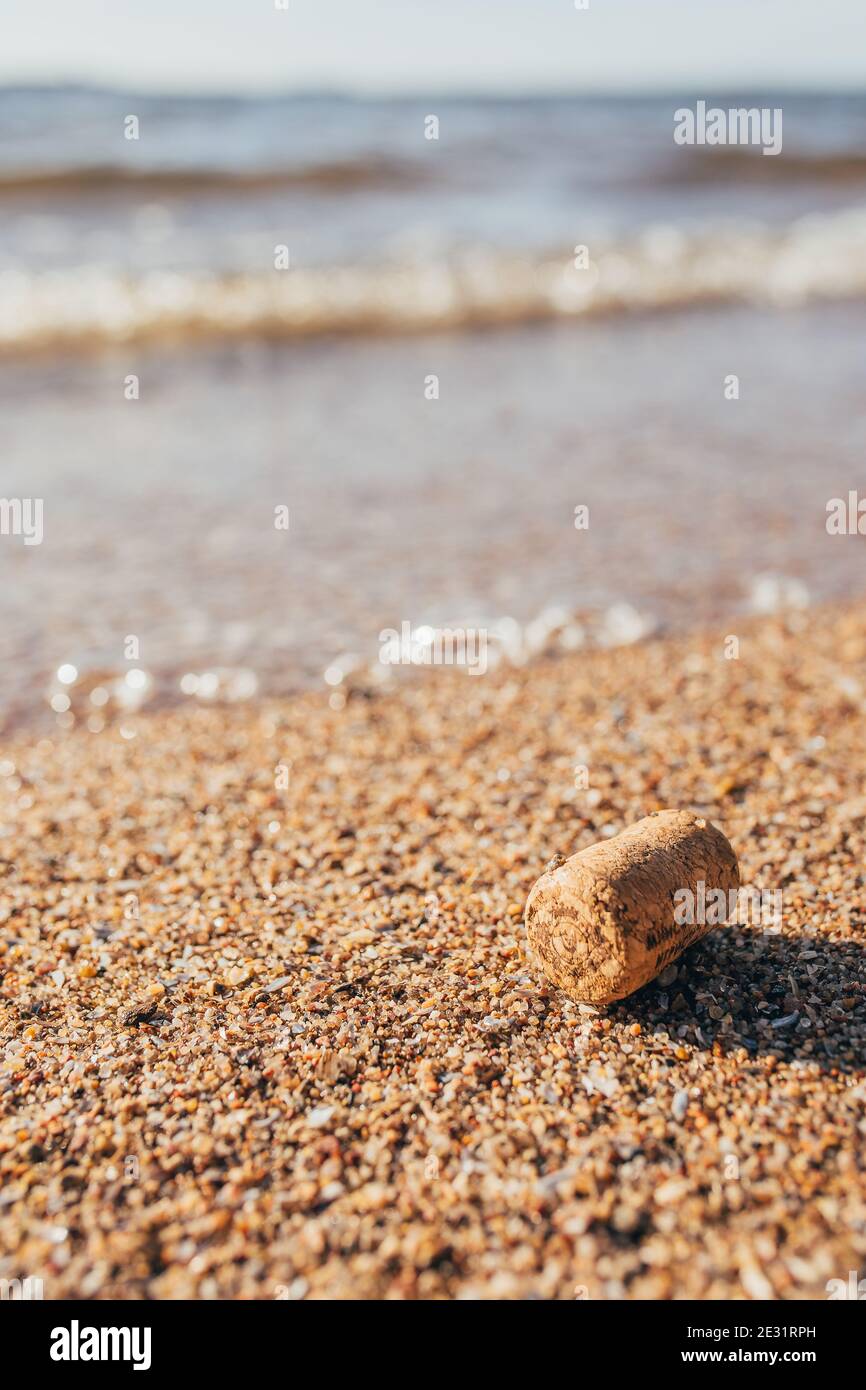 Tappo del flacone sulla riva sabbiosa - messaggio che rurla in bottiglia - avventura Foto Stock