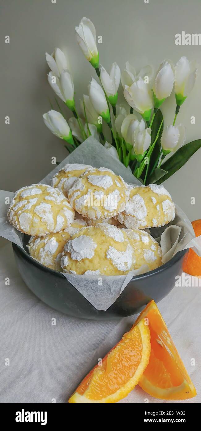 Biscotti di crinkle d'arancia fatti in casa con glassa di zucchero in polvere Foto Stock