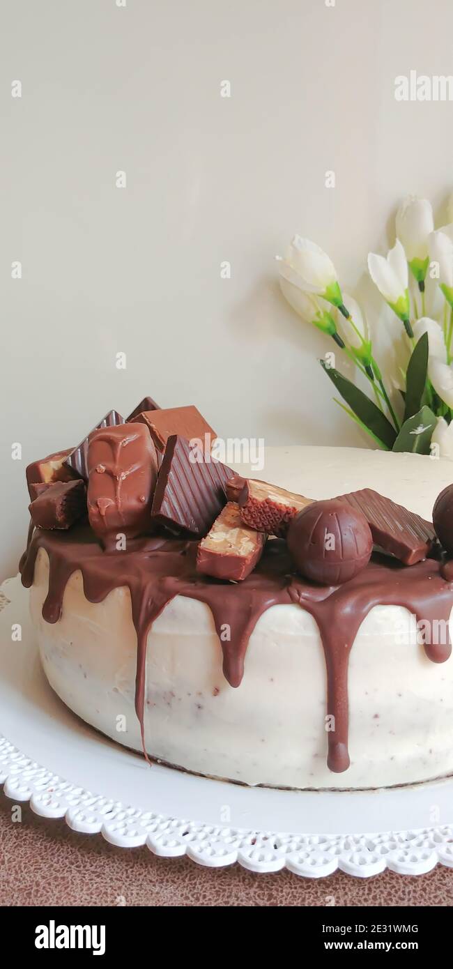 torta di compleanno con glassa al cioccolato e caramelle Foto Stock