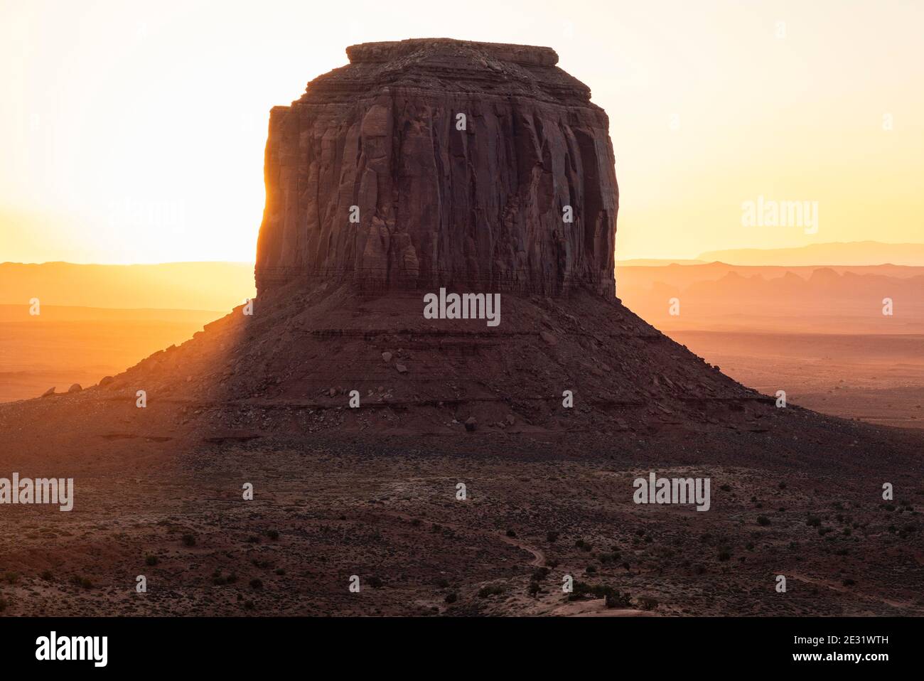 La formazione rocciosa Merrick Butte all'alba nel Monument Valley Navajo Tribal Park, che si trova a cavallo tra la linea di stato dell'Arizona e dello Utah, USA Foto Stock