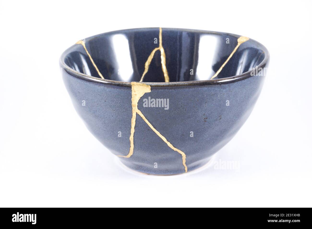 Ciotola giapponese nera per kintsugi Foto Stock