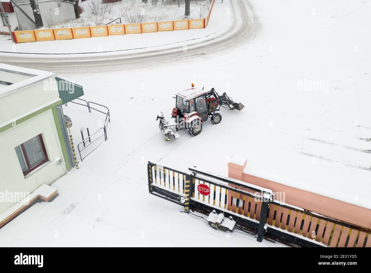 trattore di servizio estratto per eliminare la neve dalla vista dall'alto. Foto Stock
