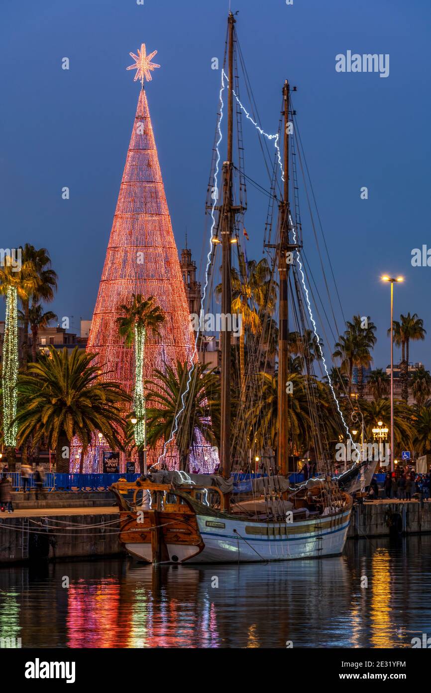 Porto Vell marina e albero di Natale al crepuscolo, Barcellona, Catalogna, Spagna Foto Stock