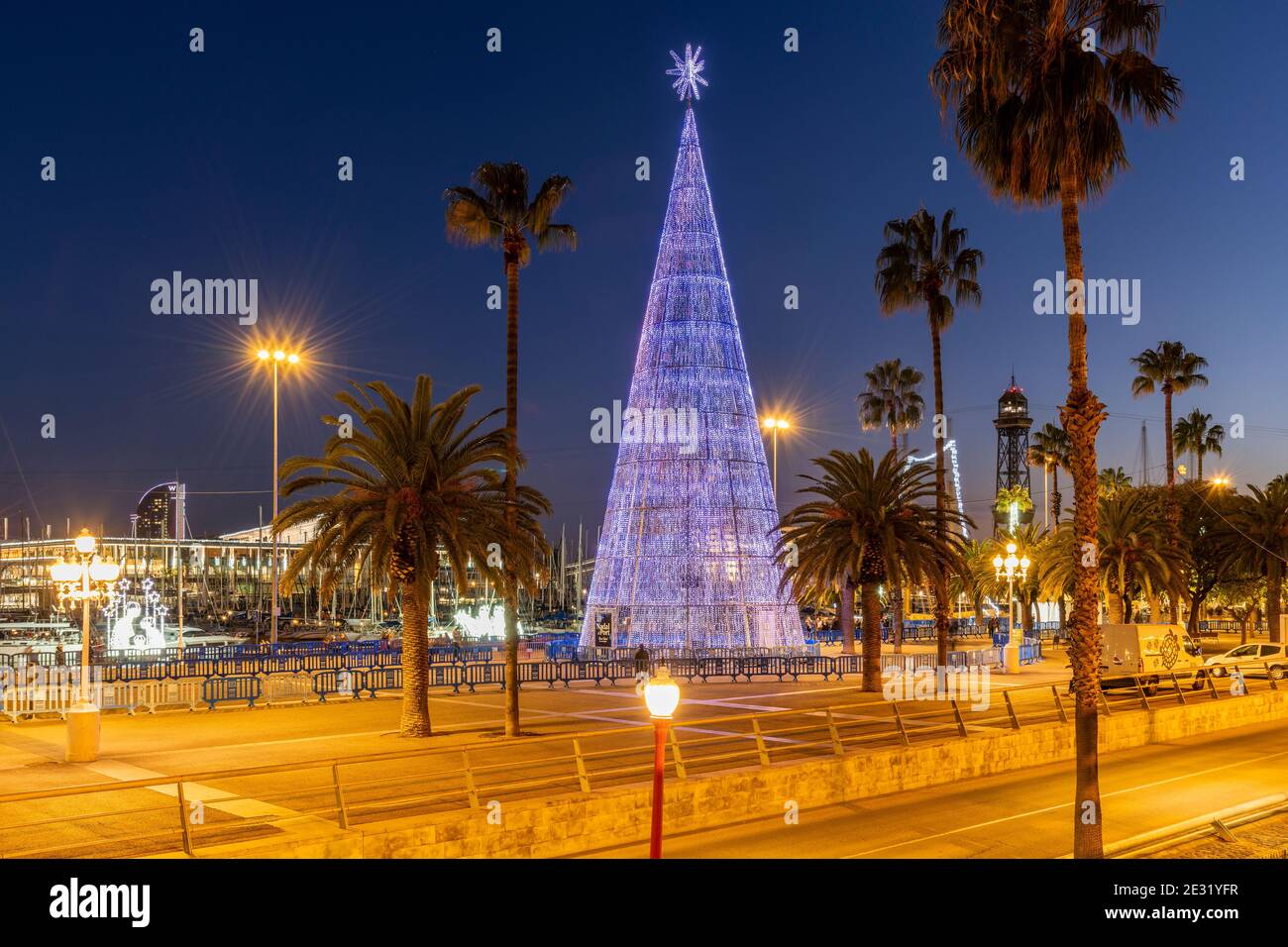 Porto Vell marina e albero di Natale al crepuscolo, Barcellona, Catalogna, Spagna Foto Stock