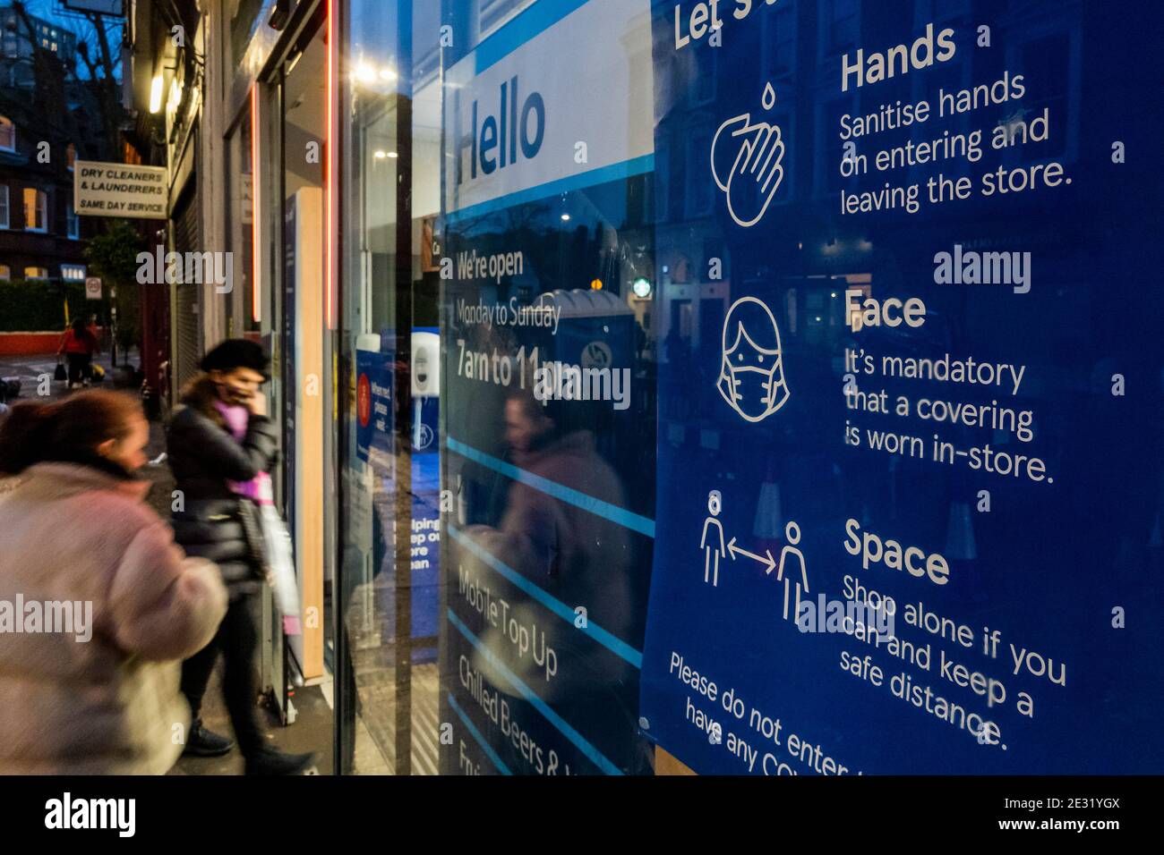Londra, Regno Unito. 16 gennaio 2021. Il nuovo sistema di semafori Tesco e la politica di mascheramento obbligatoria nel Lockdown nazionale 3. Questo sostituisce le restrizioni di livello 4 e le istruzioni del governo sono per tutti di rimanere a casa per salvare la pressione sul NHS. Credit: Guy Bell/Alamy Live News Foto Stock