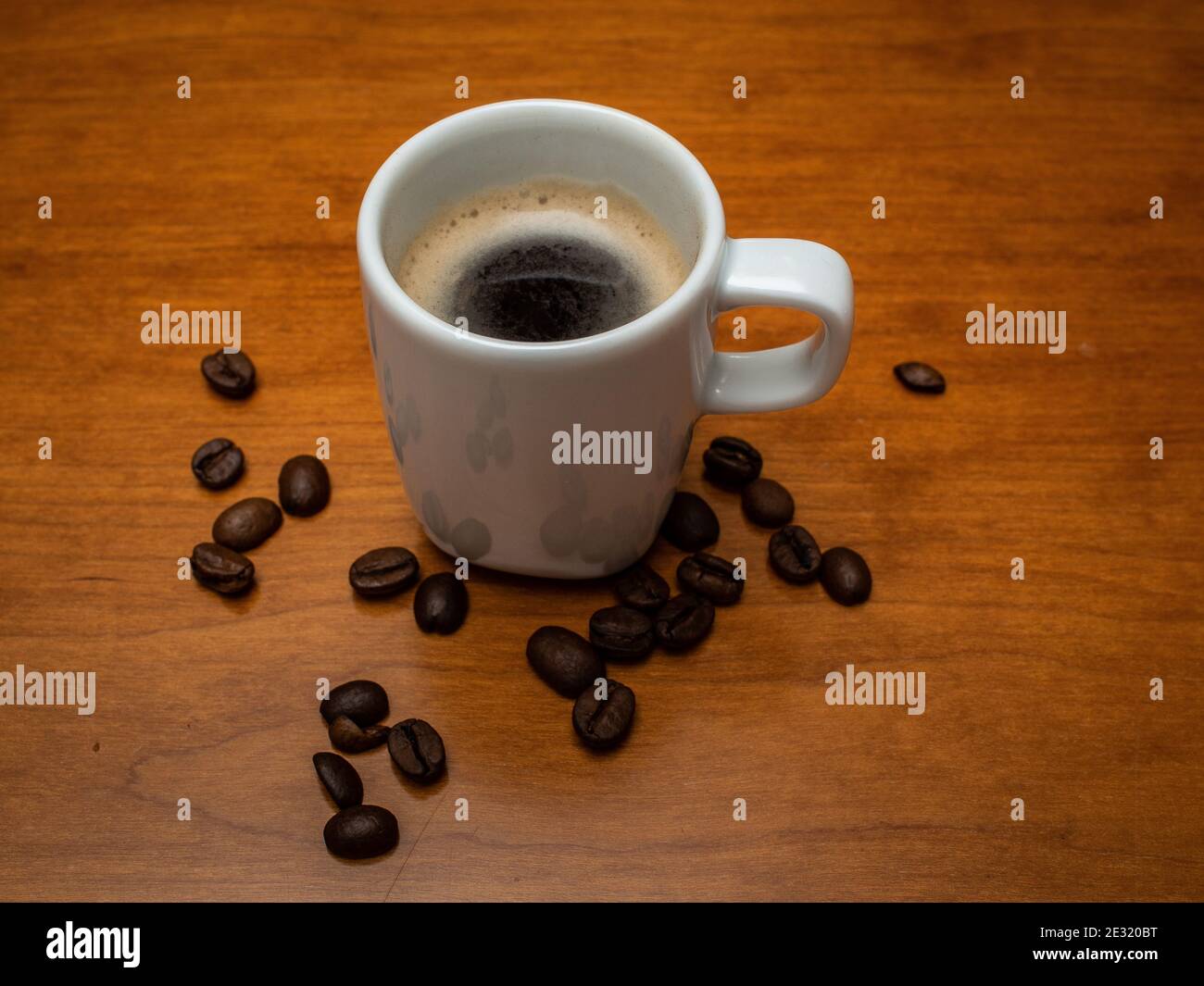 L'espresso è un metodo di estrazione del caffè di origine italiana, in cui una piccola quantità di acqua quasi bollente viene forzata ad alta pressione attraverso finemente-gr Foto Stock