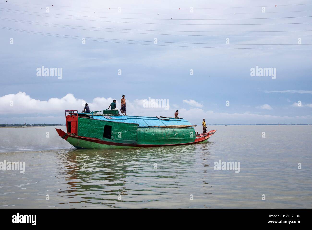 Una barca a motore trasporta le merci sul fiume della meghna, Bangladesh. Foto Stock