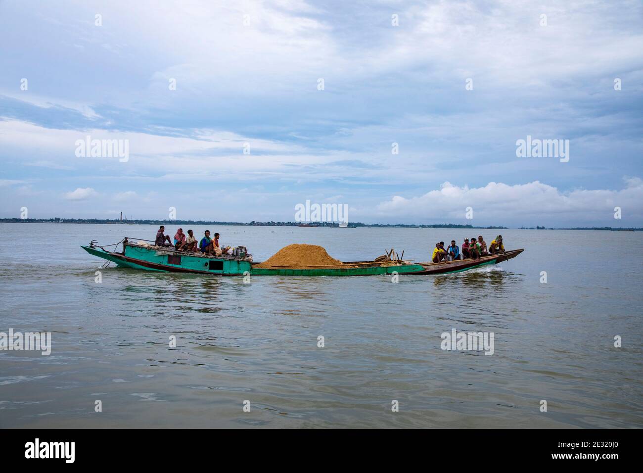 Una barca a motore trasporta la sabbia sul fiume della meghna ad Ashuganj, Brahmanbaria, Bangladesh. Foto Stock