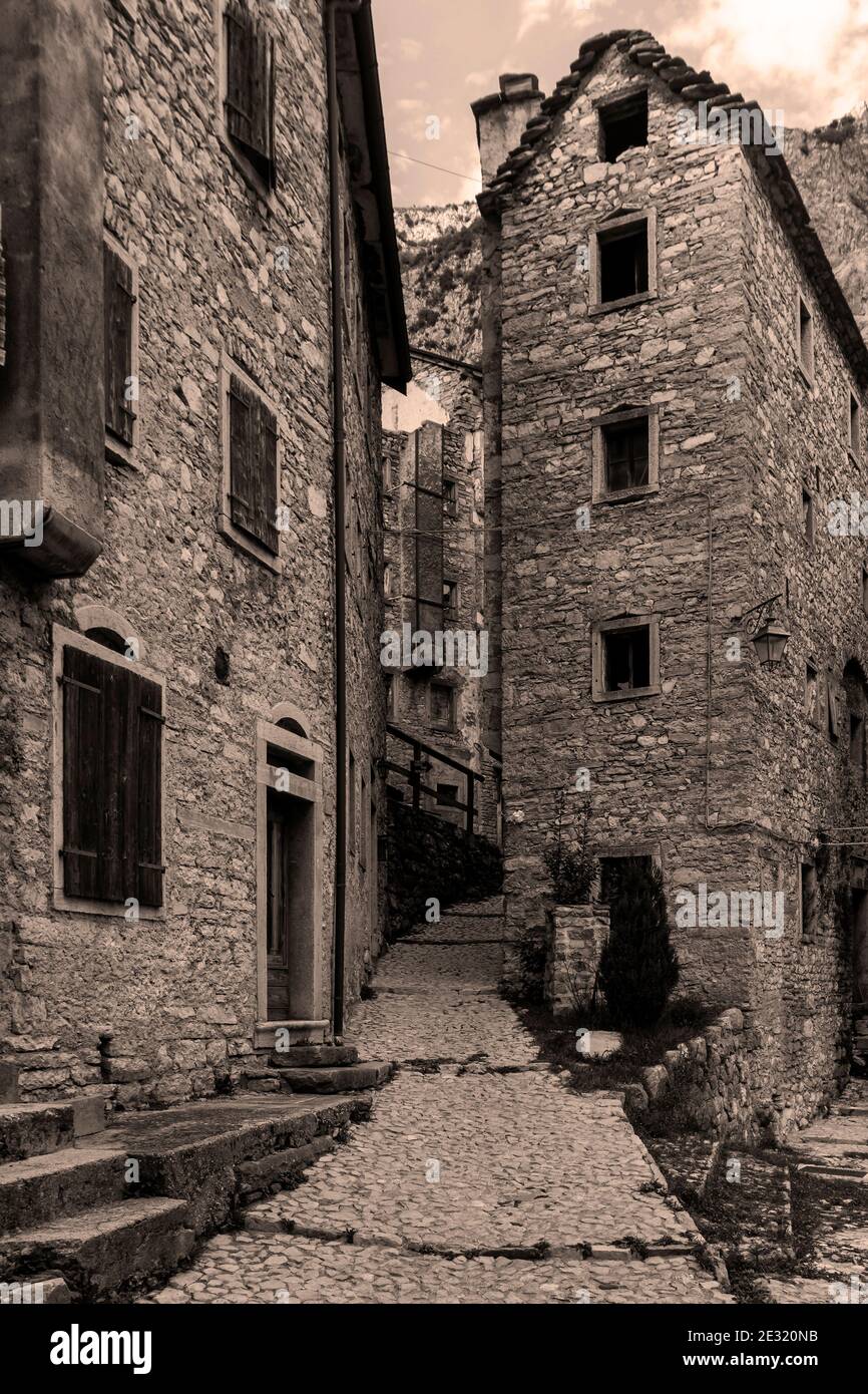 Vista sul vecchio villaggio di Erto situato sopra il Vajont Dam. Questo villaggio è stato gravemente danneggiato dalla diga di Vajont disastro Foto Stock