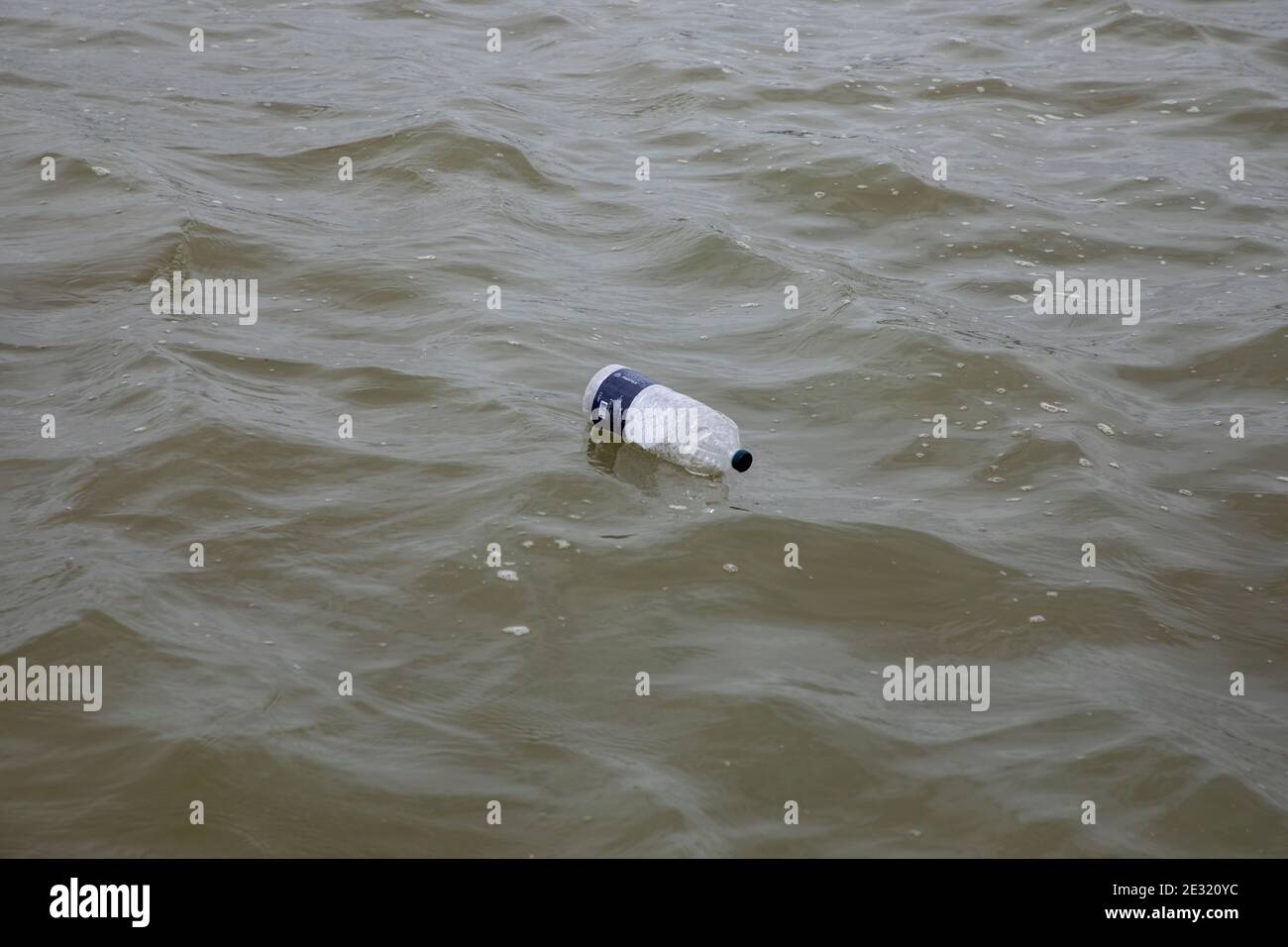 Una bottiglia d'acqua usata che galleggia sul fiume Meghna ad Ashuganj, Brahmanbaria, Bangladesh. Foto Stock